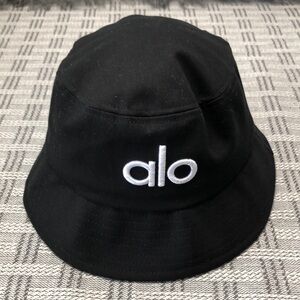 BEST NWT | ALO Yoga Fundamental Bucket Hat